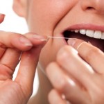 Pulizia denti: uso del filo interdentale