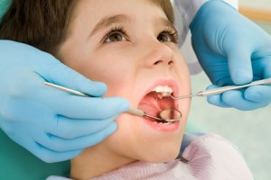 Bambino sulla poltrona del dentista in una visita ortodontica
