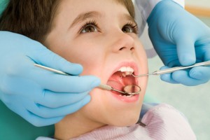 Bambino sulla poltrona del dentista Bambino sulla poltrona del dentista in una visita ortodontica